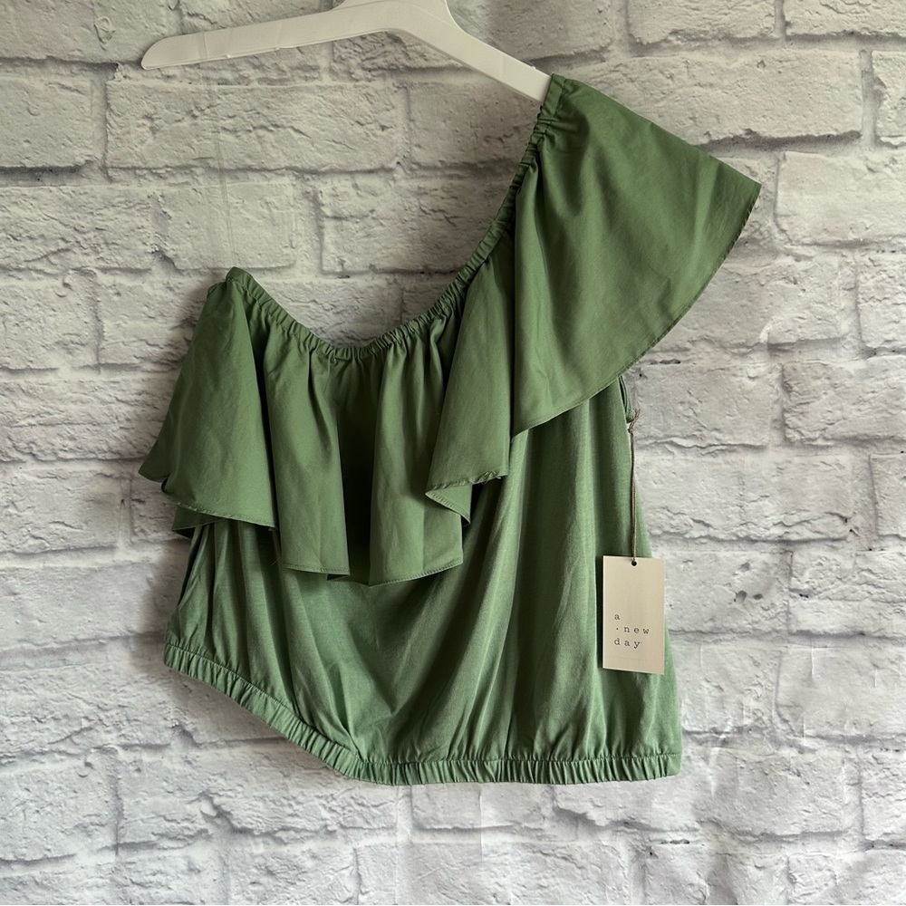 NEW WITH TAGS A NEW DAY ONE SHOULDER GREEN RUFFLE CROP TOP MEDIUM M